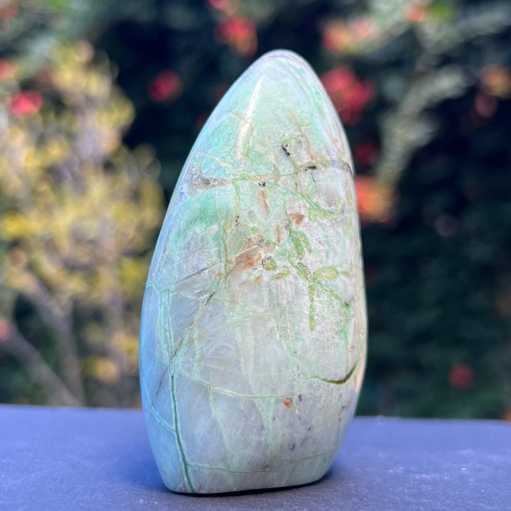 Piatra lunii cu garnierit structura forma libera m4, druzy.ro, cristale 2