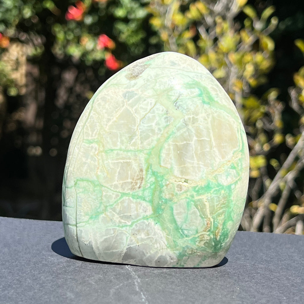 Piatra lunii cu garnierit structura forma libera m5, druzy.ro, cristale 3