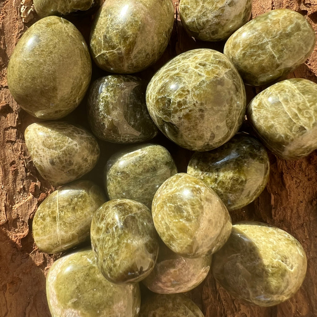Vezuvianit piatra rulata mini, druzy.ro, cristale 4