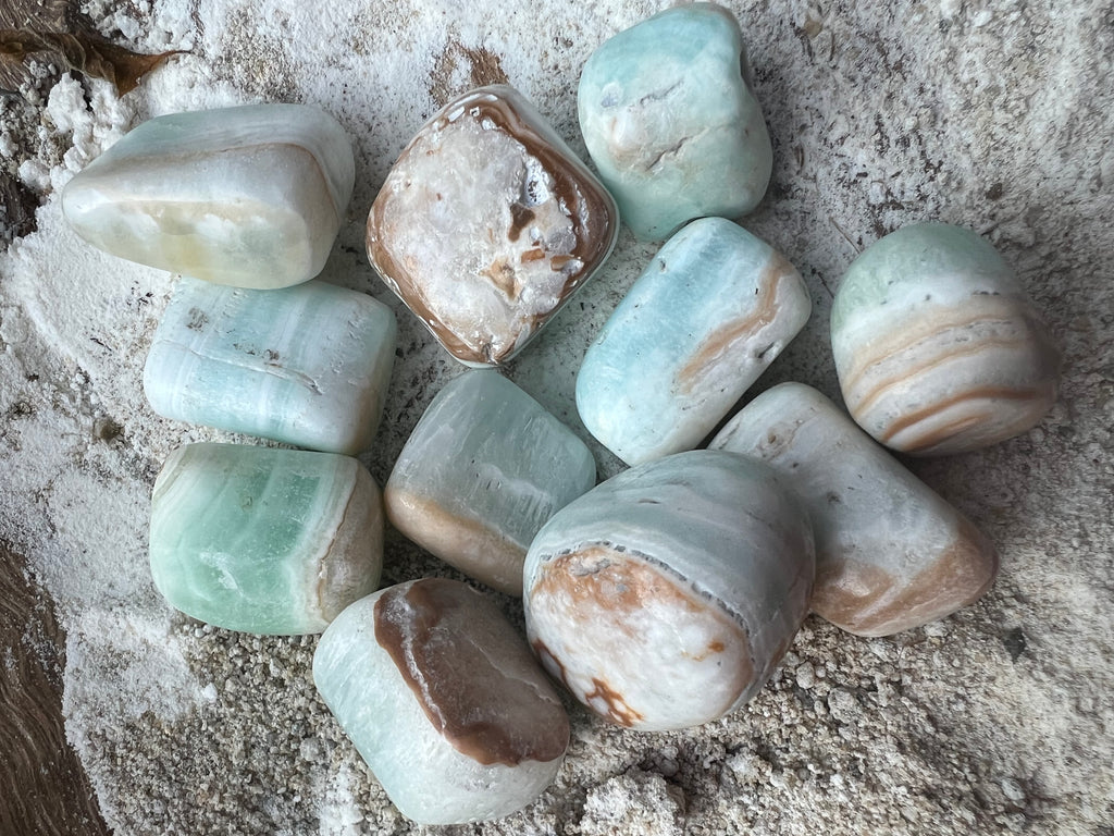 Piatra rulata calcit albastru caraibe mini, druzy.ro, cristale 3