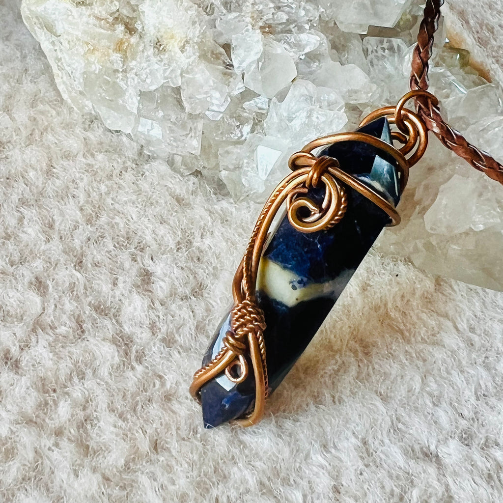Colier pandantiv sodalit in cupru/artistic wire m1, druzy.ro, cristale 2