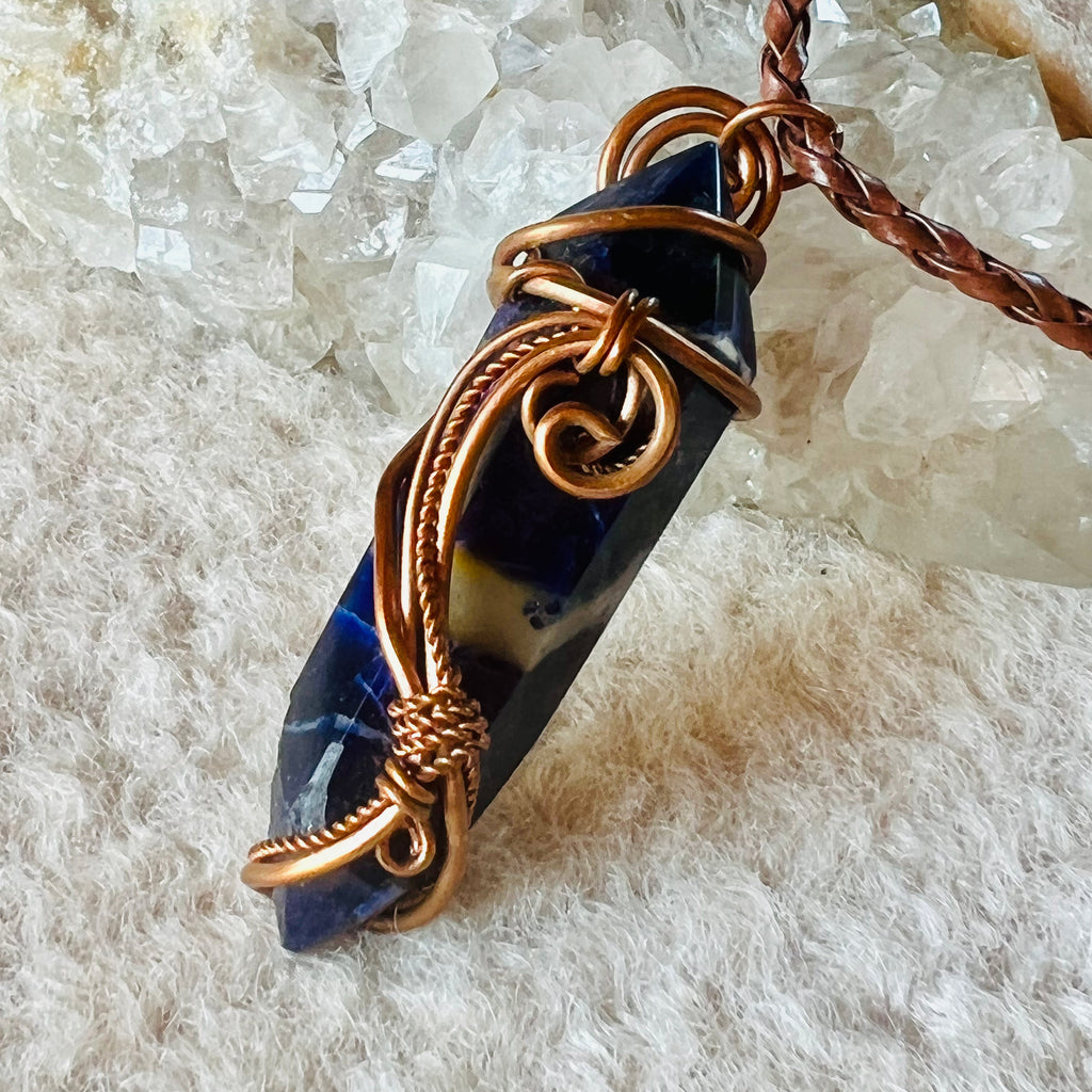 Colier pandantiv sodalit in cupru/artistic wire m1, druzy.ro, cristale 1