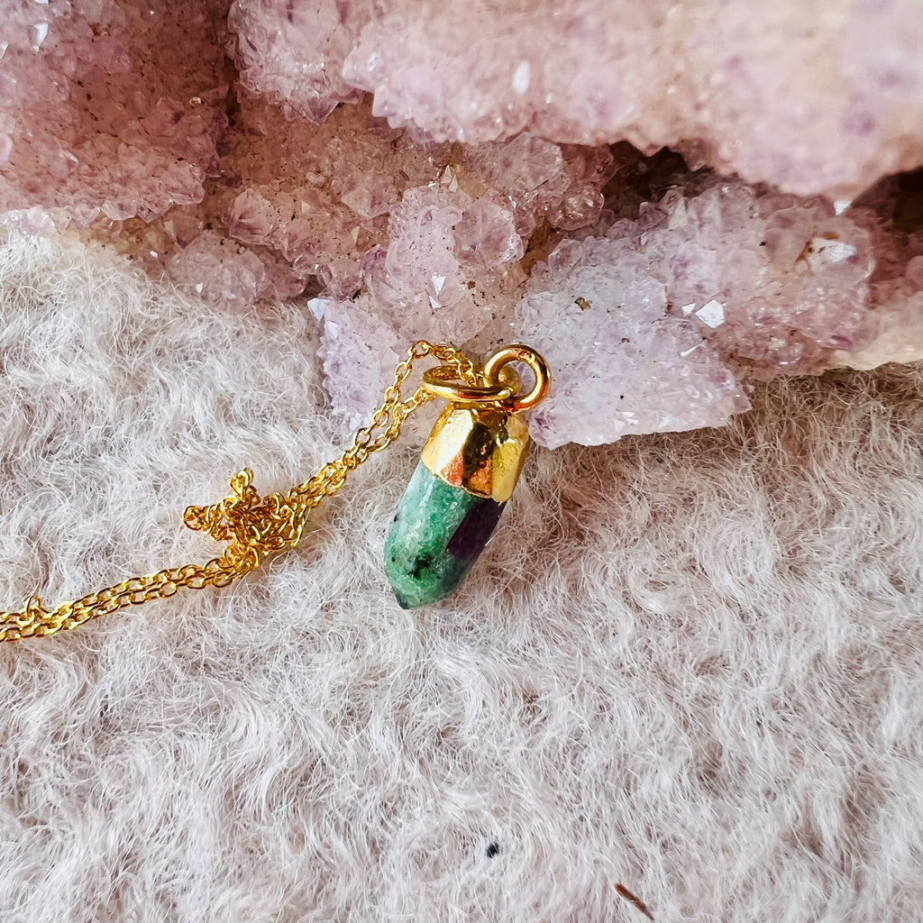 Pandantiv mini rubin in zoisit 1cm (optiune adaugare lantisor argint placat cu aur), druzy.ro, cristale 1