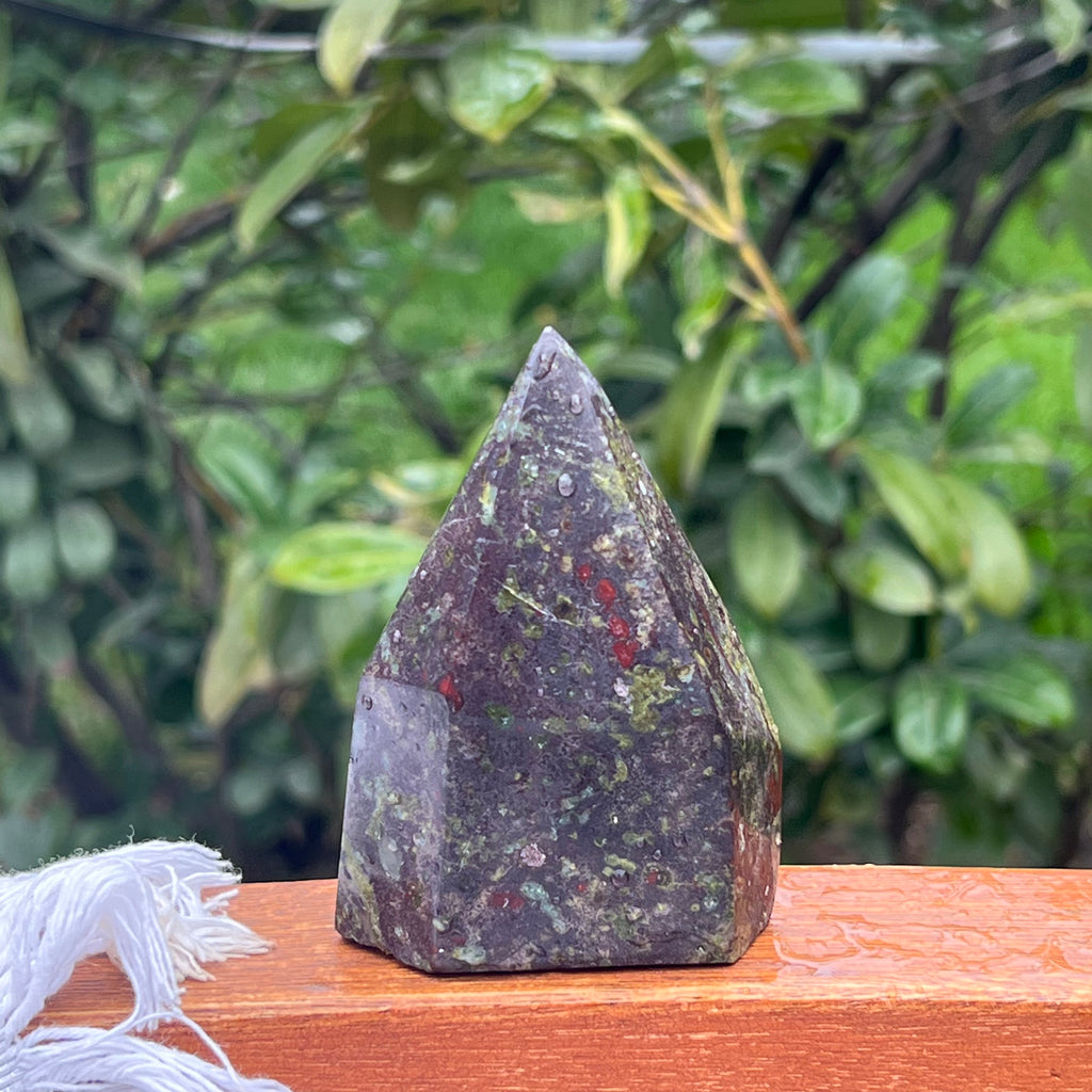 Piatra sangele dragonului (epidot&piedmontit) generator m6, druzy.ro, cristale 1