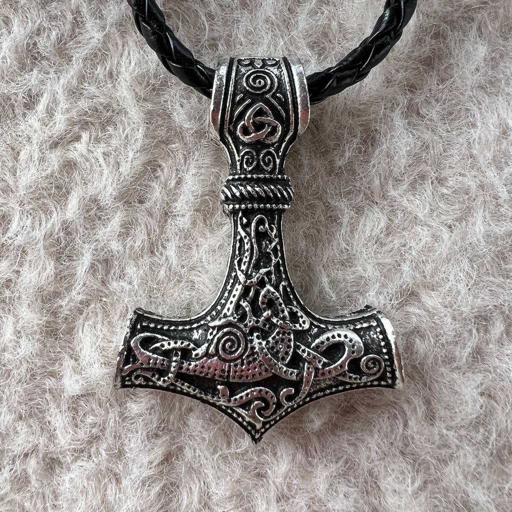 Pandantiv cu snur negru Viking, druzy.ro, cristale 3
