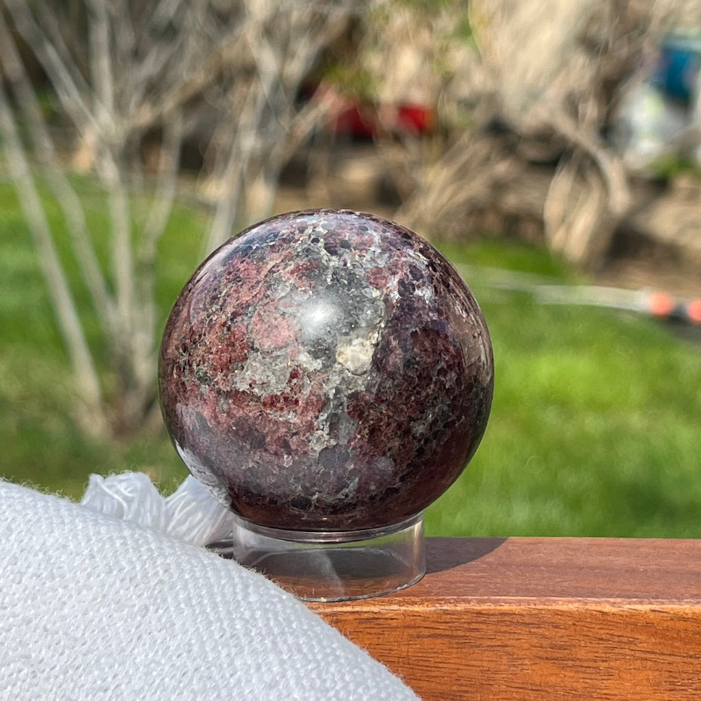 Granat rosu sfera m2, druzy.ro, cristale 4
